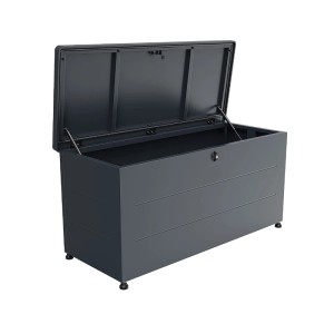 Geöffnete Weka Metall-Terrassenbox Gary 220 in Anthrazit. Universalbox mit Gasdruckdämpfern und abschließbarem Deckel.