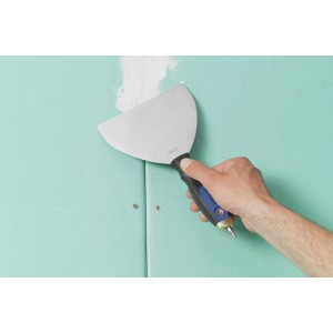 LUX Spachtel Rostfrei 2K-Softgriff 150 mm beim Verspachteln einer Gipskartonwand.