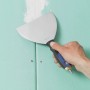LUX Spachtel Rostfrei 2K-Softgriff 150 mm beim Verspachteln einer Gipskartonwand.