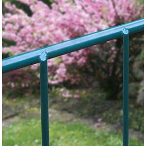 Detailaufnahme: Grüner Einzelstabmattenzaun, Gartenzaun-Set, stabil und wetterfest.