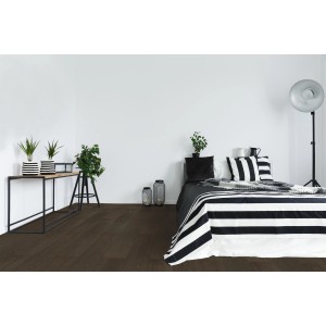 Verlegter, dunkler Jangal Designboden Eiche Midnight Wheat im Schlafzimmer.