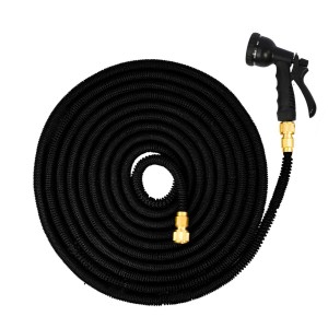 Schwarzer, flexibler Gartenschlauch (22,5 m) mit Brause und Anschlussstück von eyepower.