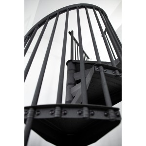 Anthrazitfarbene Minka Spindeltreppe Rondo Color, Durchmesser 120 cm, für Innenräume.