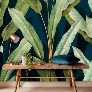 Fototapete Tatum mit tropischen Blättern in Grün- und Blautönen für ein stilvolles Zuhause.