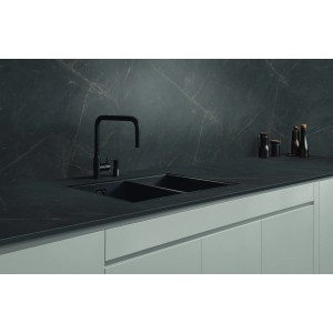 Küchenrückwand Kaindl Marmor Emperador mit Spüle und Armatur in Schwarz.