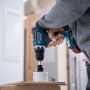 Bosch Professional Akku-Bohrschrauber GSR 18V-90 C im Einsatz beim Bohren in Holz.