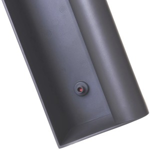 Detailaufnahme: Anthrazitfarbener Vivanno Balkonkasten Classico mit Wasserstandsanzeige.