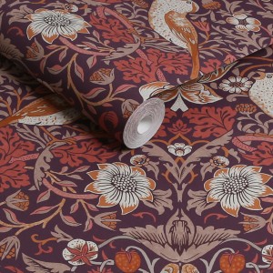 William Morris Vliestapete Strawberry Thief, lila mit Blumen- und Vogelmuster.