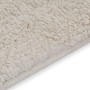 Detailaufnahme: Weißes Badematten-Set (2-tlg.) aus Stoff, flauschige Textur.