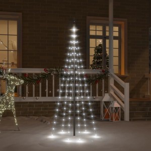 Kaltweißer LED-Weihnachtsbaum für Fahnenmast, 180 cm hoch, mit 108 LEDs, leuchtet im Schnee vor einem Haus.