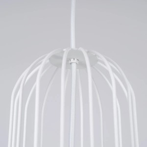Detailaufnahme der weißen Sollux Lighting Brina Pendelleuchte mit offenem Lampenschirm.