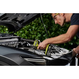 Ryobi Akku-Schlagschrauber RIW18CBL-0 beim Radwechsel am Auto.