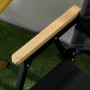 Detailansicht: Armlehne aus Holz und Stahlgestell des schwarzen Outsunny Campingstuhls.