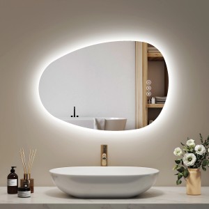 Asymmetrischer Emke LED Badspiegel 65x45 cm mit Anti-Beschlag und dimmbaren Lichtfarben.