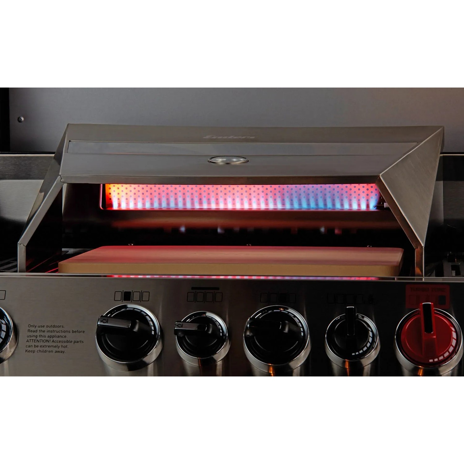 Enders Pizzacover Turbo auf Grill mit Pizzastein und Backburner in Betrieb.