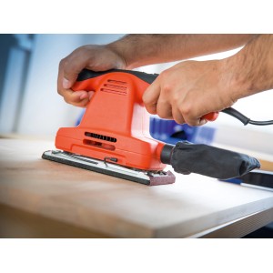 Schwingschleifer mit LUX Schleifstreifen K80 beim Holz schleifen.