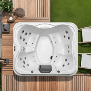 Jet-Line Outdoor Whirlpool Villa Salome für 2-3 Personen, Aufsicht. Weißer Pool mit Düsen auf Holzdeck.