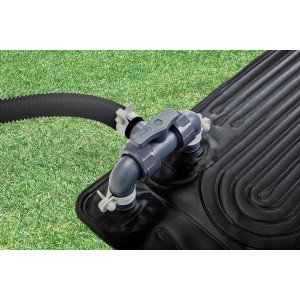 Intex Solarmatte 120x120 cm auf Rasen mit Anschluss und Ventil. Solarabsorber zur Poolheizung.
