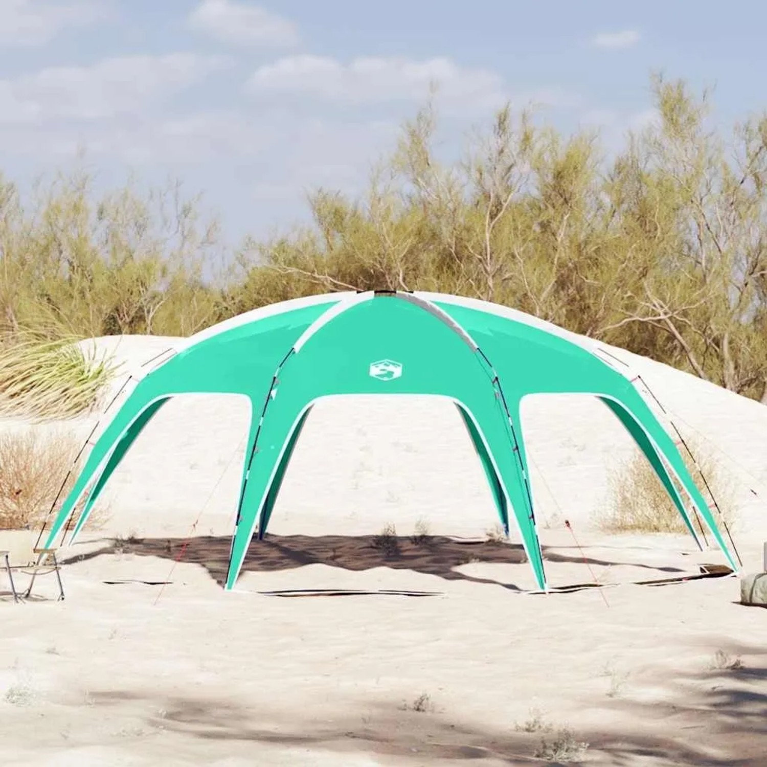 Seegrüner Partyzelt-Pavillon auf Sandboden. Großes, wasserdichtes Outdoor-Zelt für Gartenpartys.