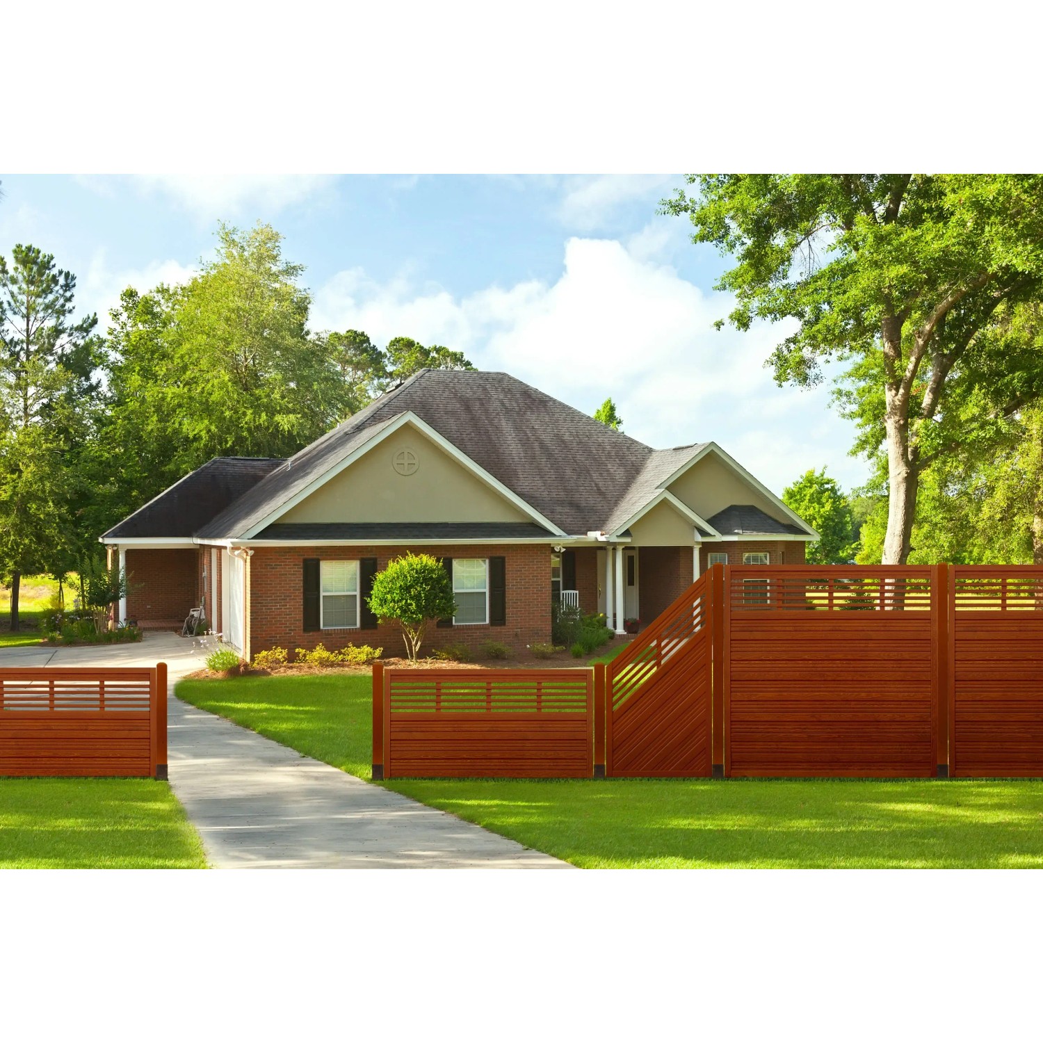 Teakfarbener Sichtschutzzaun Nicea (180x90cm) vor einem Haus mit Garten.