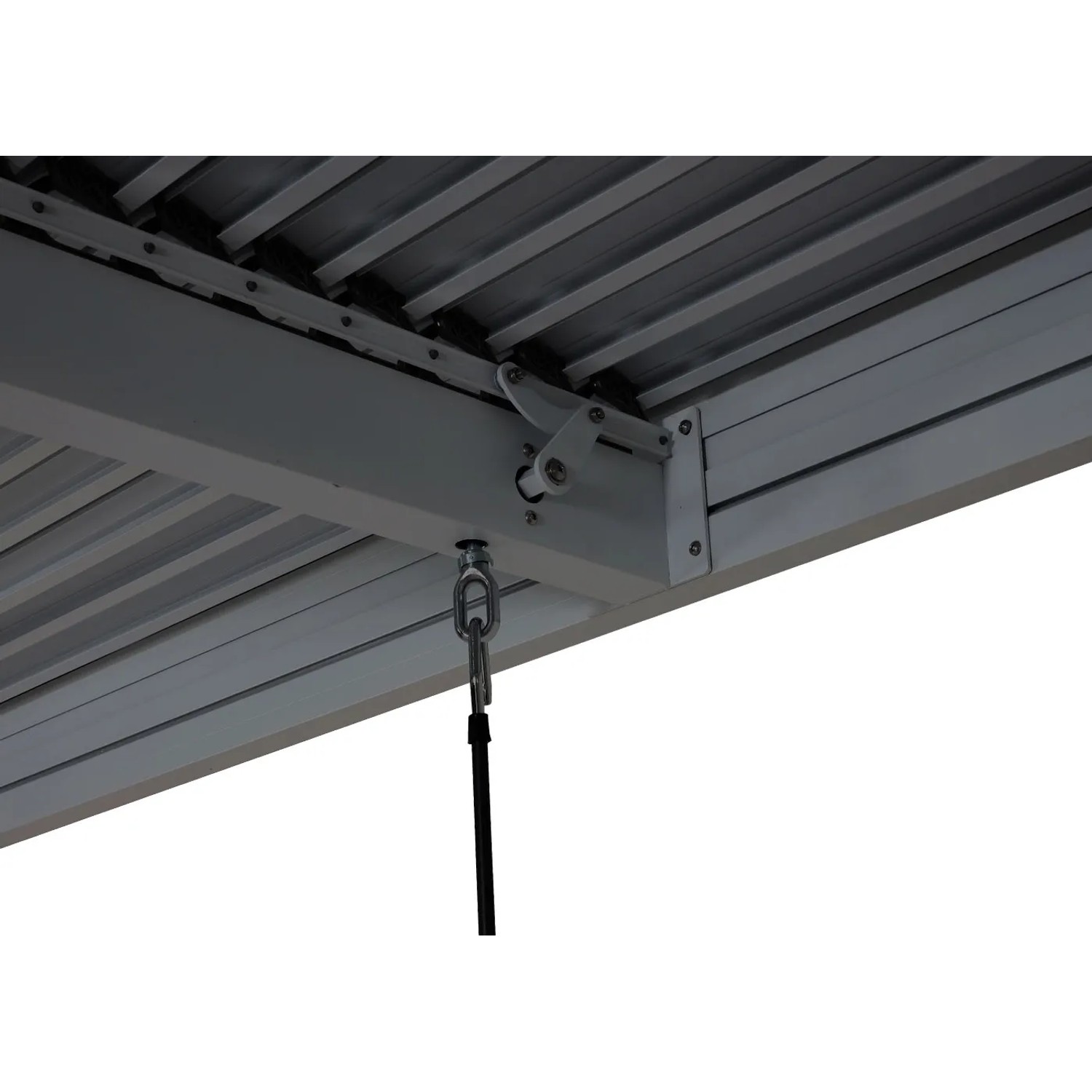 Detailaufnahme: Anthrazitfarbene MCW Pergola L46 mit Lamellendach und Kurbel zur Einstellung.