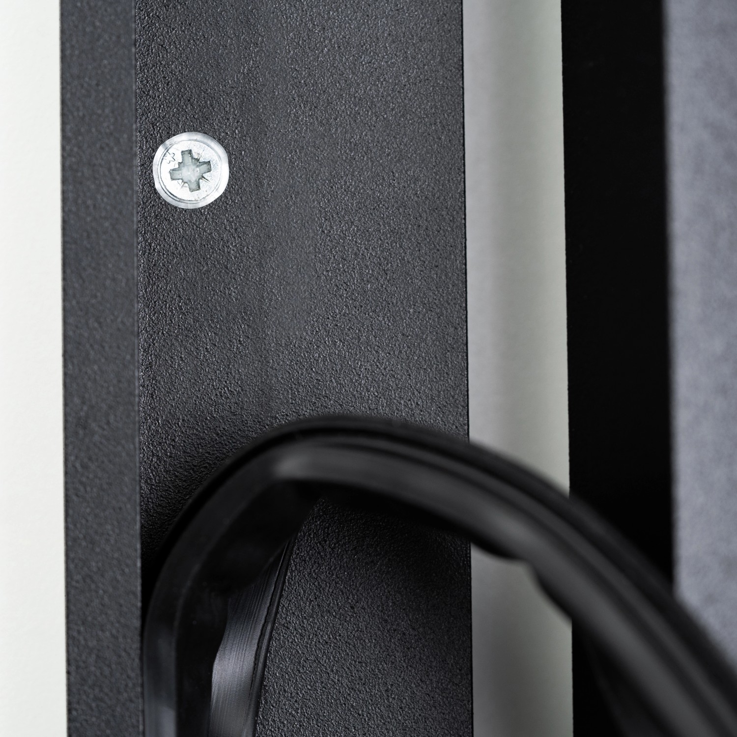 Detailaufnahme: Schwarze Loft+Mehr Drehtür mit Griff und Blockzarge.