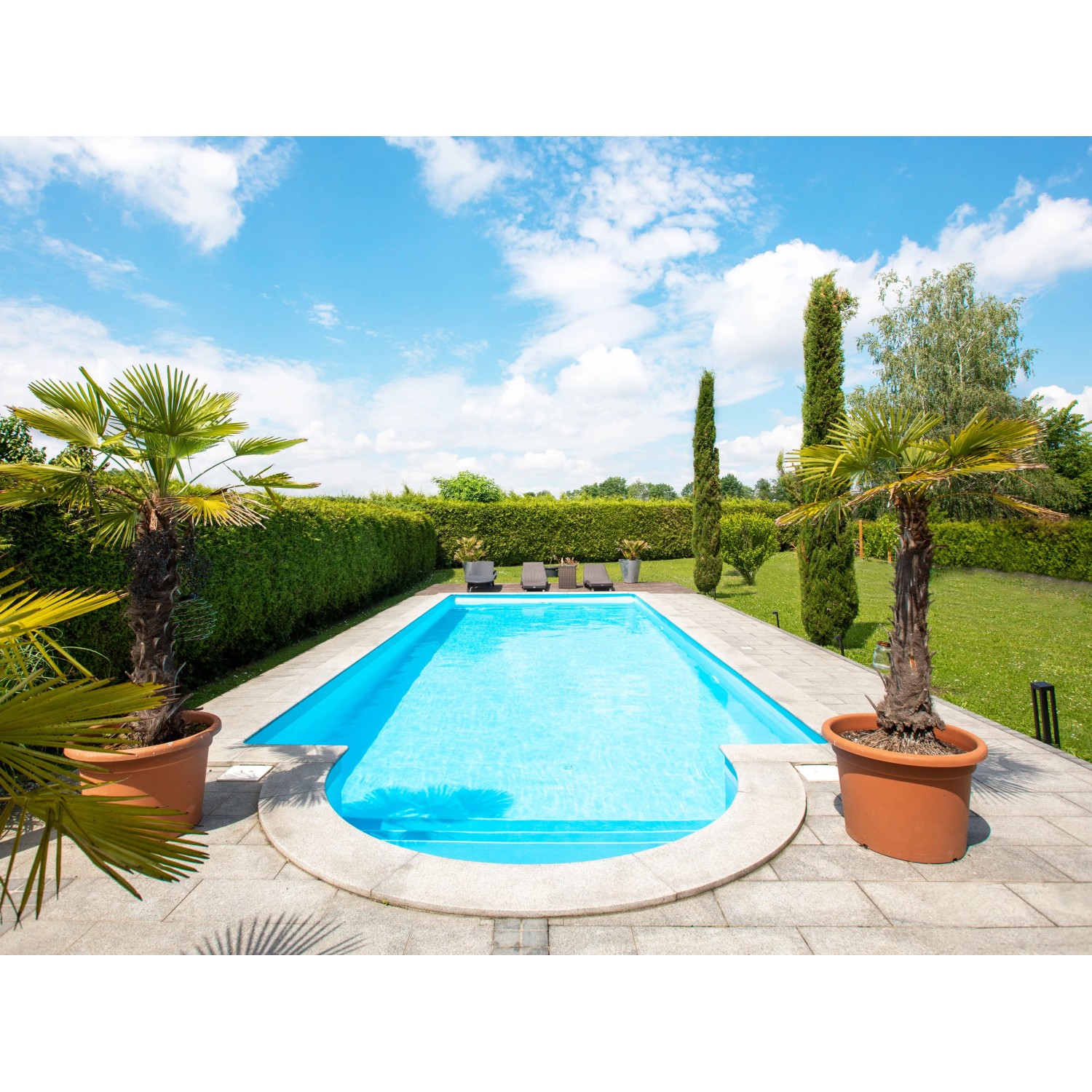 Steinbach Styropor Pool-Set Classic de Luxe 700x350cm mit blauem Becken im Garten.