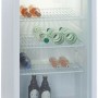 Weißer PKM Glastür-Kühlschrank GKS102 mit Getränken auf Drahtablagen.