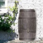 Dunkelbraune Arves Regentonne Burgund 500 l in Holzoptik mit Wasserhahn vor einer Wand.