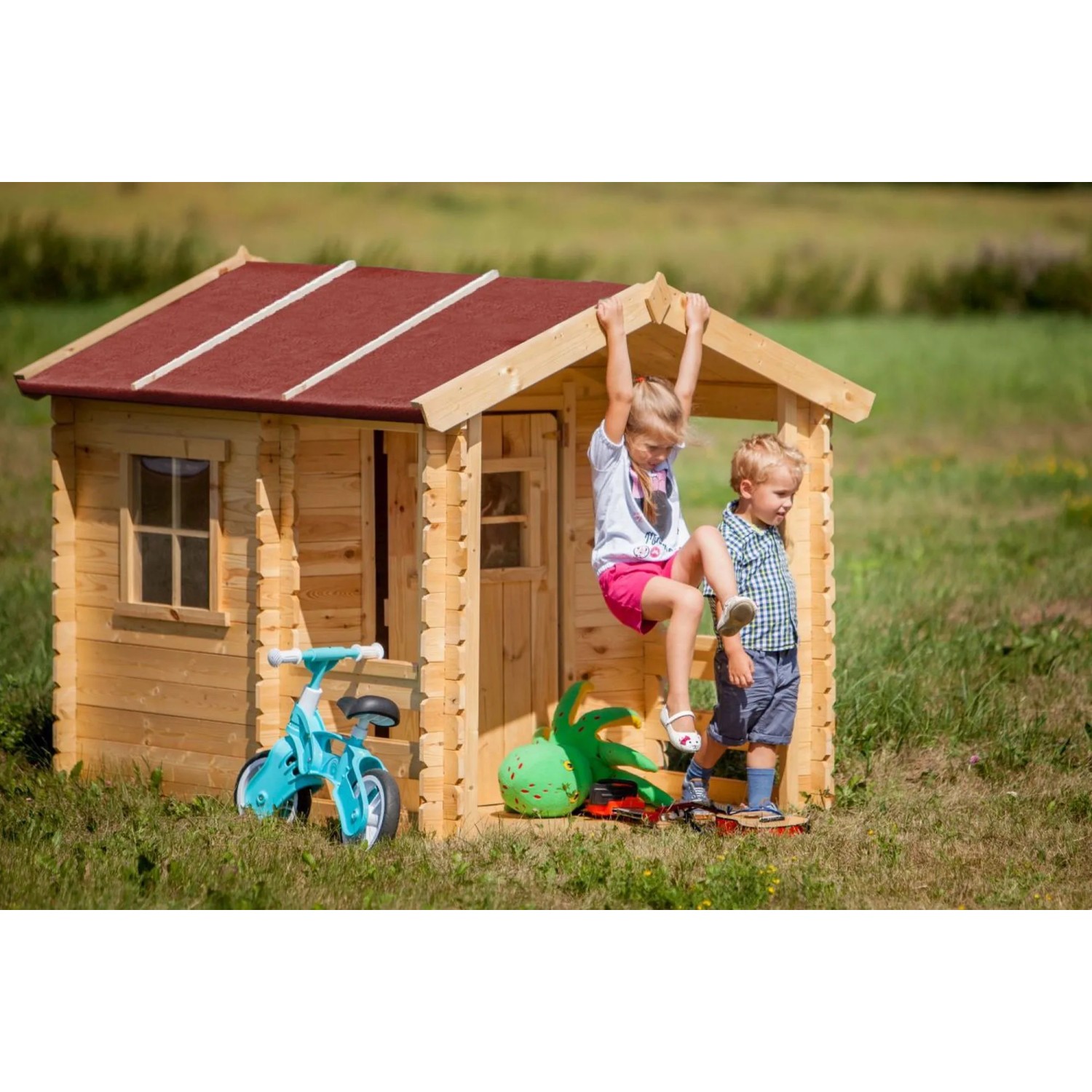 Timbela Kinderspielhaus M501A aus Holz mit Kindern beim Spielen im Garten.