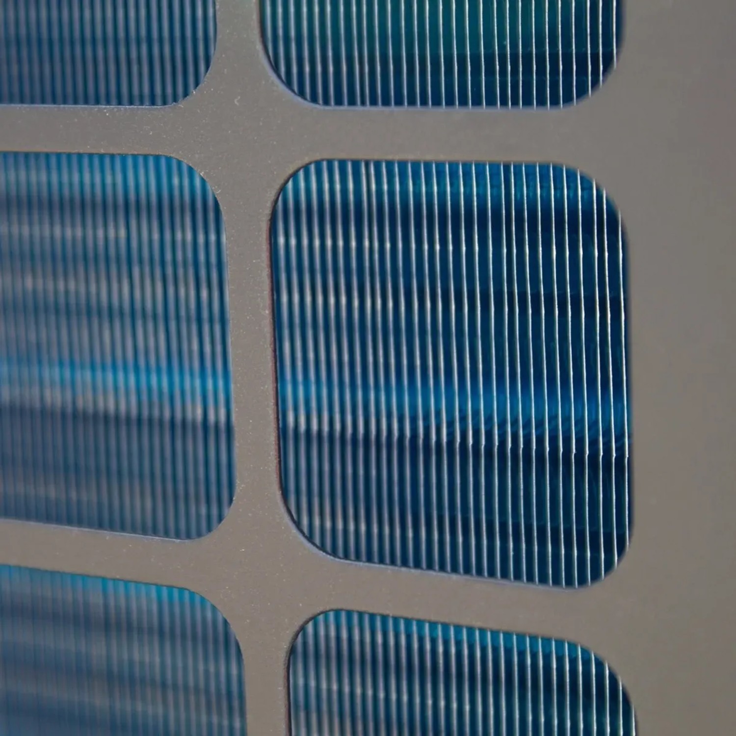 Detailansicht der blauen Lamellen einer Evolution Full Inverter Wärmepumpe.
