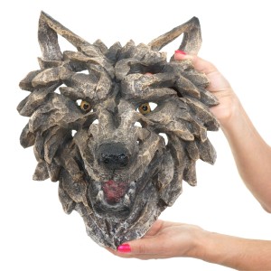 Detailreicher Deko Schädel Wolfskopf (32cm) zur Wandmontage, gehalten von zwei Händen.