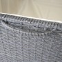 Detailaufnahme: Graue Poly-Rattan Kissenbox mit Griff und hellem Innenbezug. Aufbewahrungsbox für Gartenmöbel.
