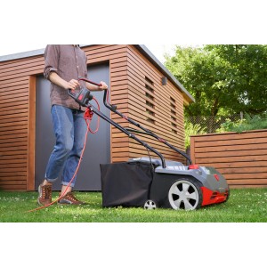 Al-Ko Elektro-Vertikutierer 38.4 E Combi Care im Einsatz im Garten.