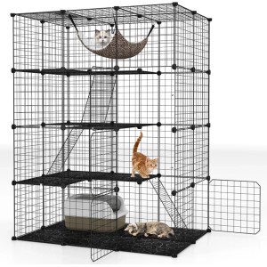 Schwarzer, 4-stöckiger Costway Katzenkäfig mit Katzen in verschiedenen Ebenen.
