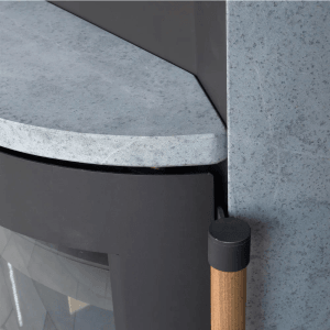 Detailansicht Kaminofen München Max: Gussgrauer Stahl, Naturstein-Verkleidung.