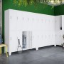 Weißer Jan Nowak Metallspind Umkleideschrank mit 10 Fächern, Zylinderschlössern und Belüftung.