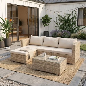 Beige SVITA QUEENS Gartenlounge, 5-teiliges Polyrattan Gartenmöbel Set mit Tisch und Polstern.