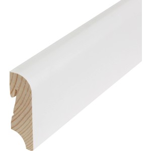 Nahaufnahme: Weiße Sockelleiste aus Massivholz, Profilansicht.
