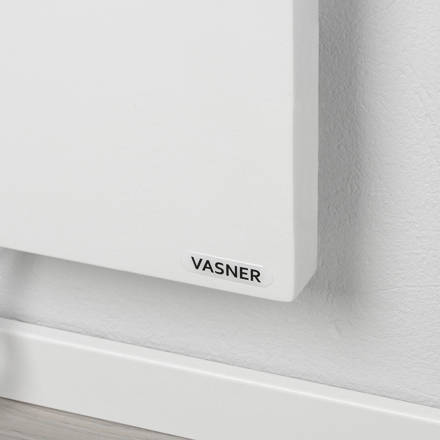 Weiße Vasner Konvi VE RX Infrarotheizung (1200 W) an der Wand montiert.
