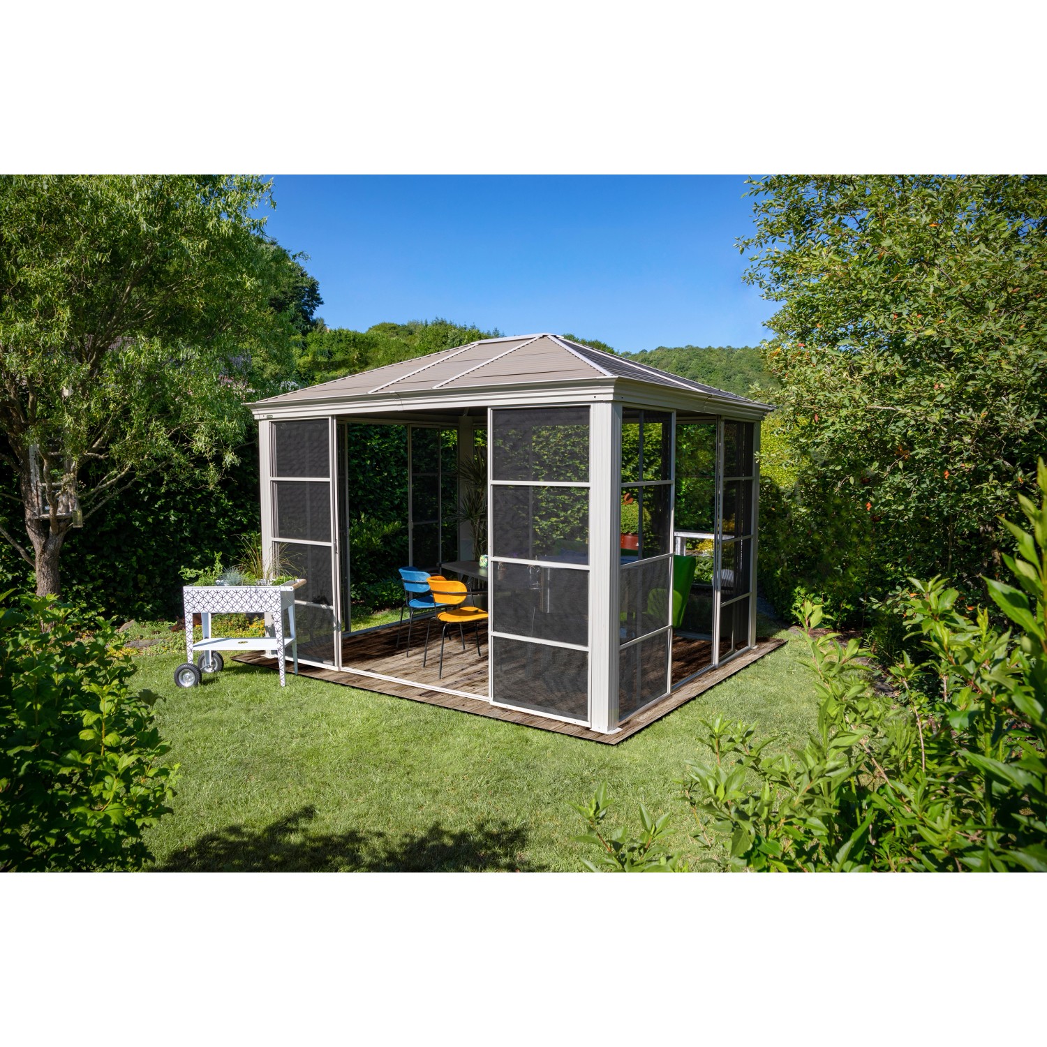 Sojag Pavillon Striano 10x12 Champagner mit Moskitonetz und Stahldach im Garten.