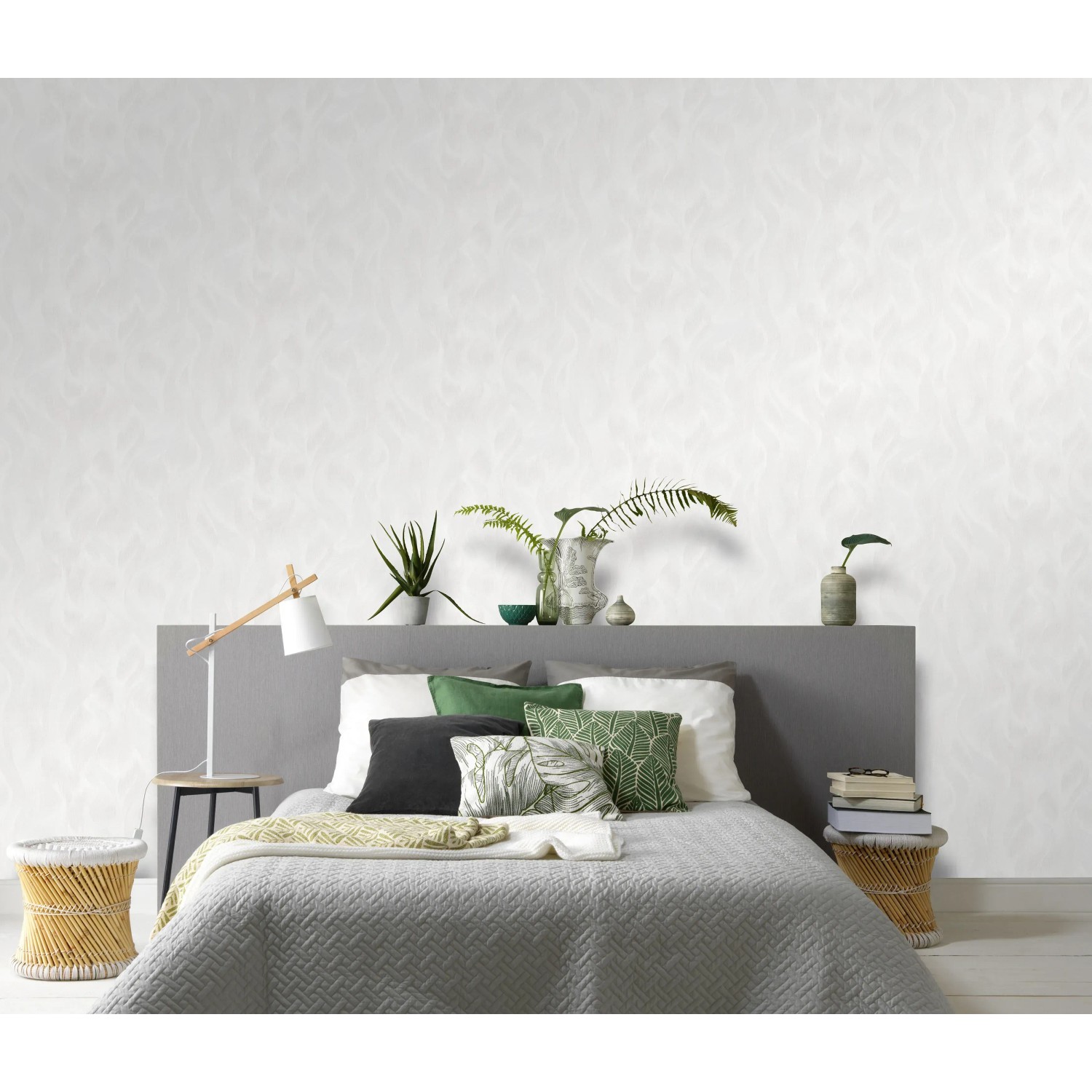 Helles Schlafzimmer mit Erismann Vliestapete Elle Decoration mit Wellenmuster in Hellgrau.