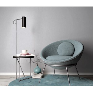 Graue Erismann Vliestapete Melissa Elin (FSC®) an Wand hinter Sessel und Lampe.