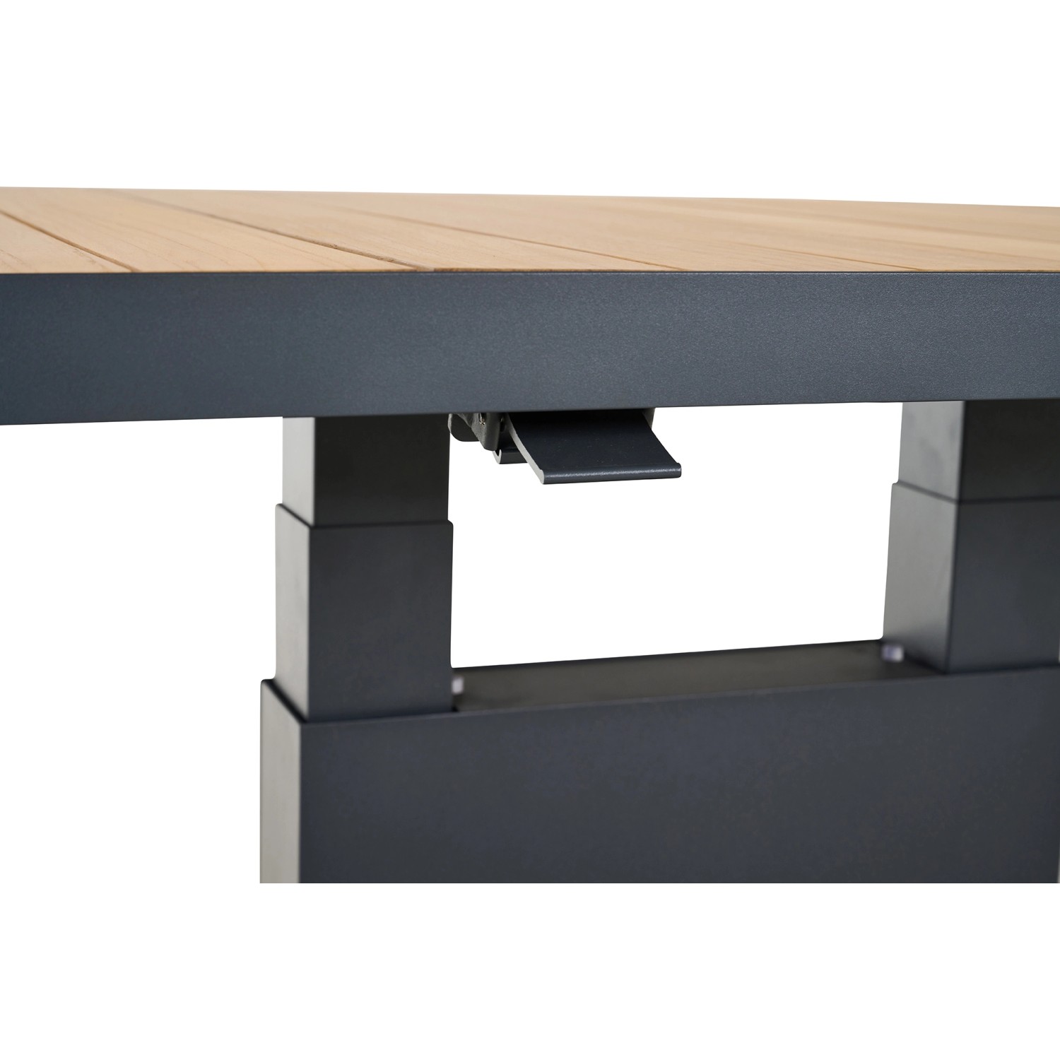 Detailansicht des Siena Garden Gartentisch Talina mit Teakholzplatte und Aluminiumgestell.