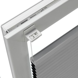 Detailaufnahme: Weißer Schöner Wohnen Klebeträger für Plissees am Fenster.