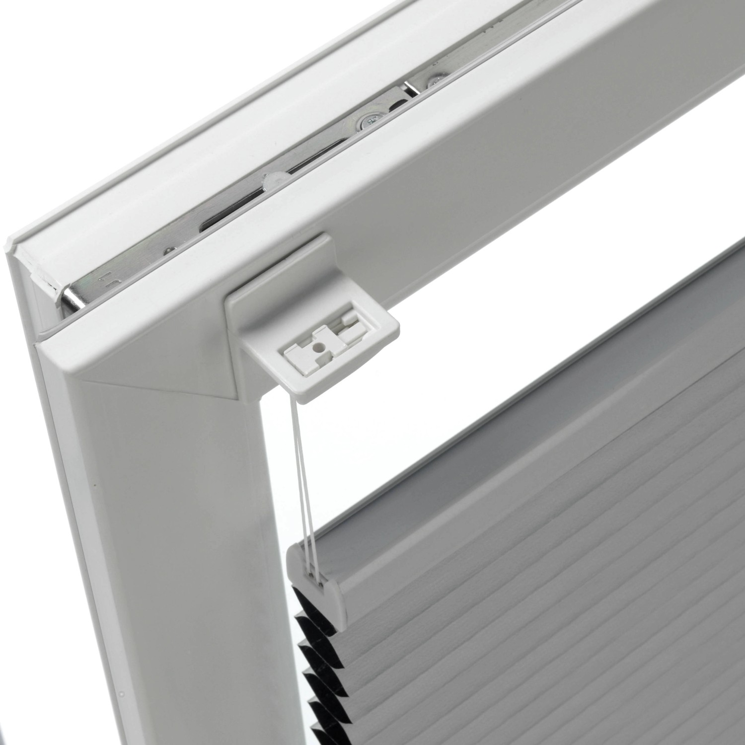 Detailaufnahme: Weißer Schöner Wohnen Klebeträger für Plissees am Fenster.