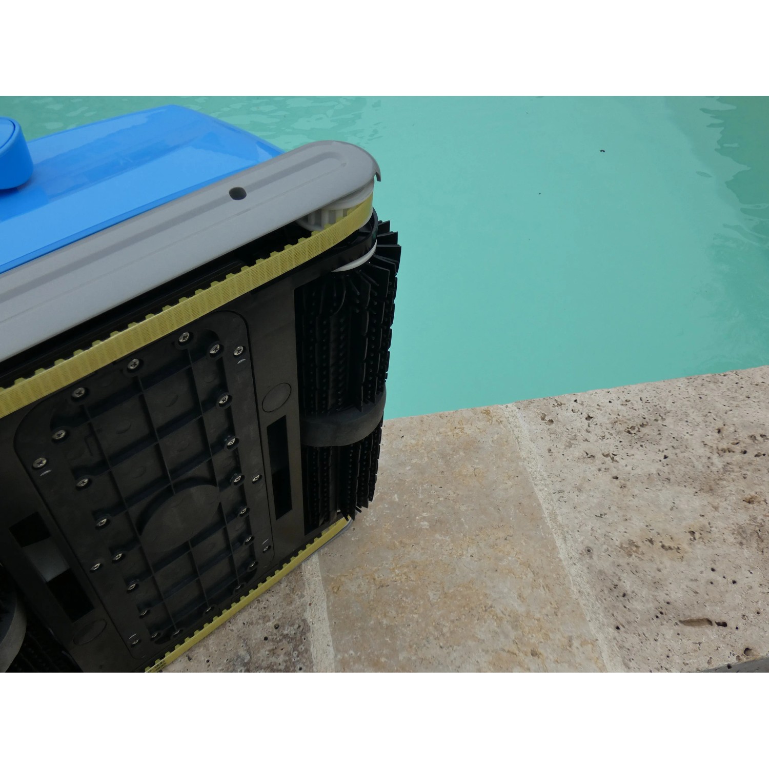 Akku-Poolroboter Orca 300 CL, Detailansicht der Bürsten und des Antriebs am Beckenrand.