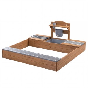 Roba Sandkasten aus teakfarbenem Holz mit integrierter Matschküche, Spüle, Herdplatten und Sitzbank mit Straßenmotiv.