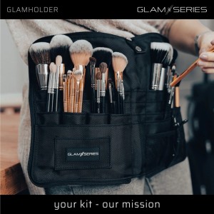 Person trägt schwarzen Glamseries Glamholder Pinselgürtel mit Make-Up Pinseln. Viele Fächer für Ordnung & Aufbewahrung.