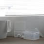 Graue Eurobox-System Box Vollwand, 60x40x32 cm, im Badezimmer mit Badewanne.